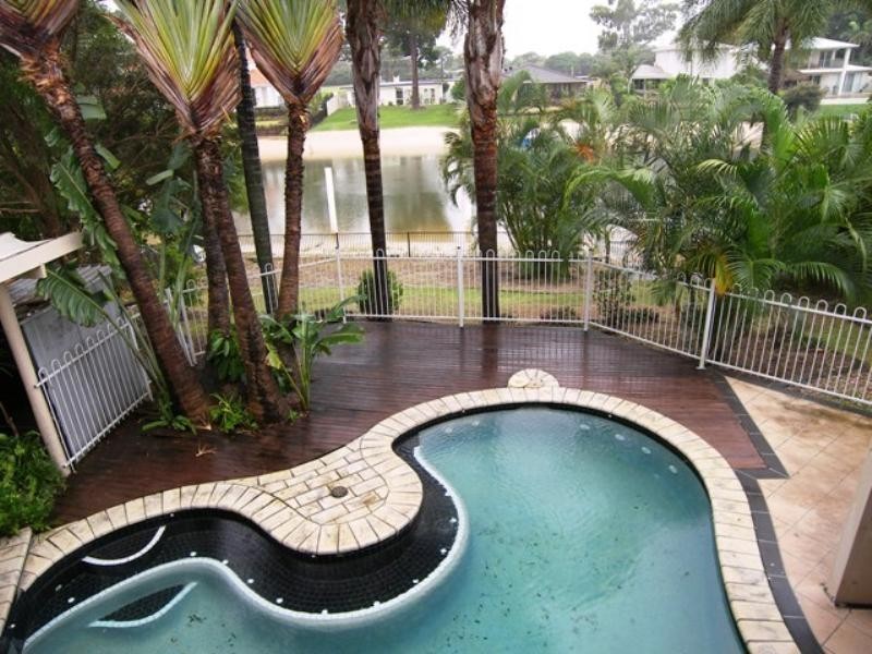 27 Park Avenue, Broadbeach Waters QLD 4218