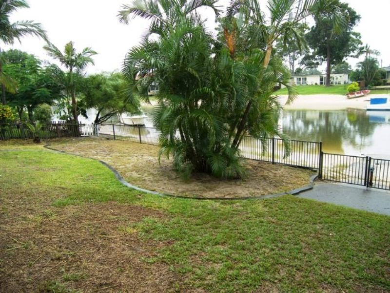 27 Park Avenue, Broadbeach Waters QLD 4218