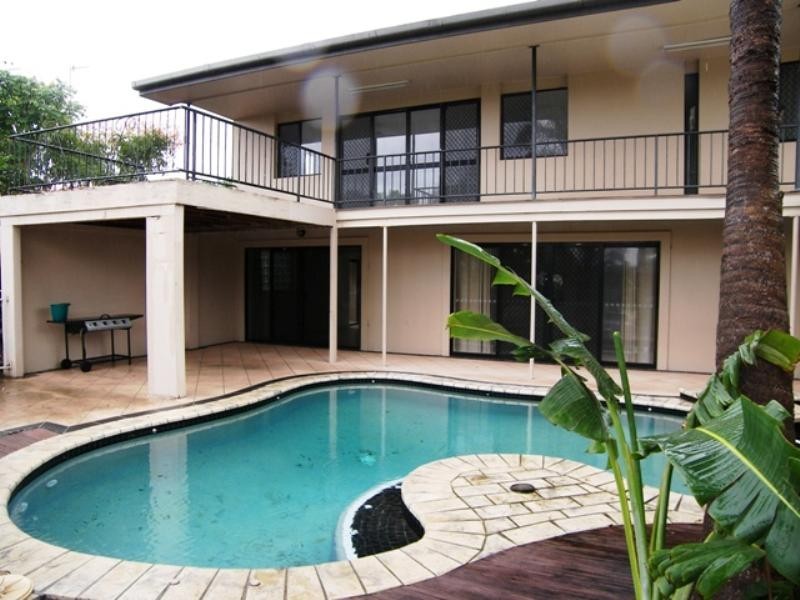 27 Park Avenue, Broadbeach Waters QLD 4218
