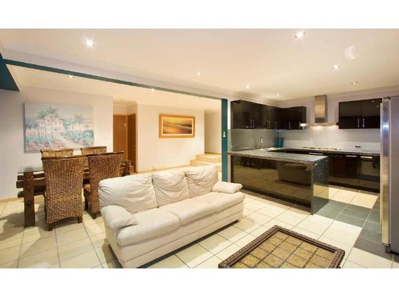 17 Monterey Court, Broadbeach Waters QLD 4218