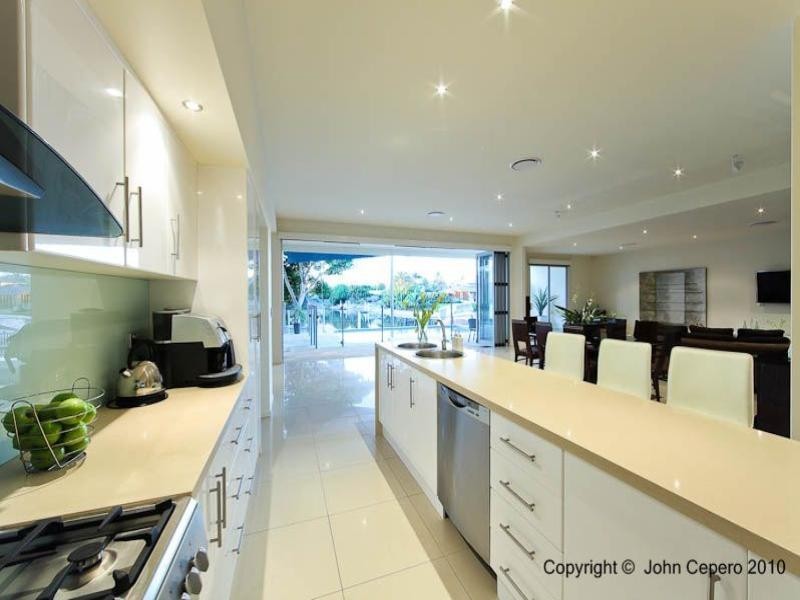 3 Meredith Drive, Broadbeach Waters QLD 4218