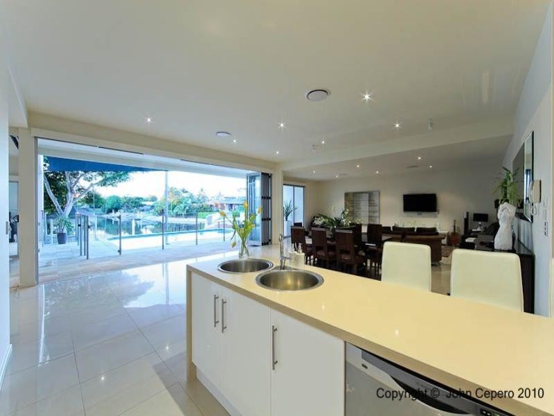 3 Meredith Drive, Broadbeach Waters QLD 4218