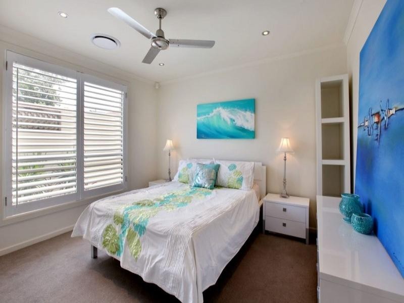 3 Meredith Drive, Broadbeach Waters QLD 4218