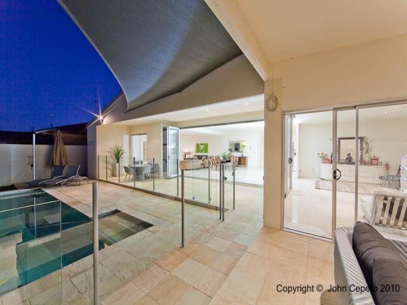 3 Meredith Drive, Broadbeach Waters QLD 4218
