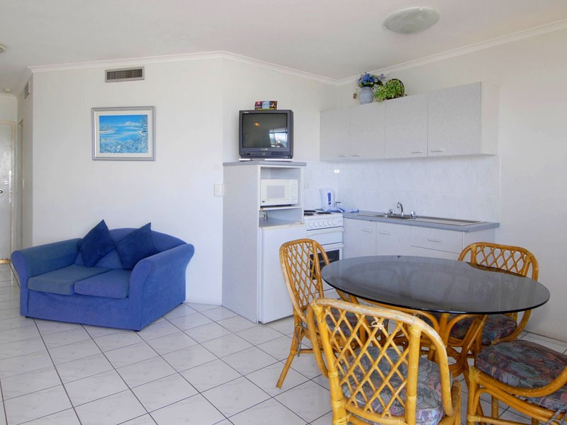 Apt 1706 ‘Surfers International’, 9 Trickett Street, Surfers Paradise QLD 4217