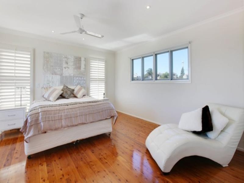 31 Albicore Street, Mermaid Waters QLD 4218