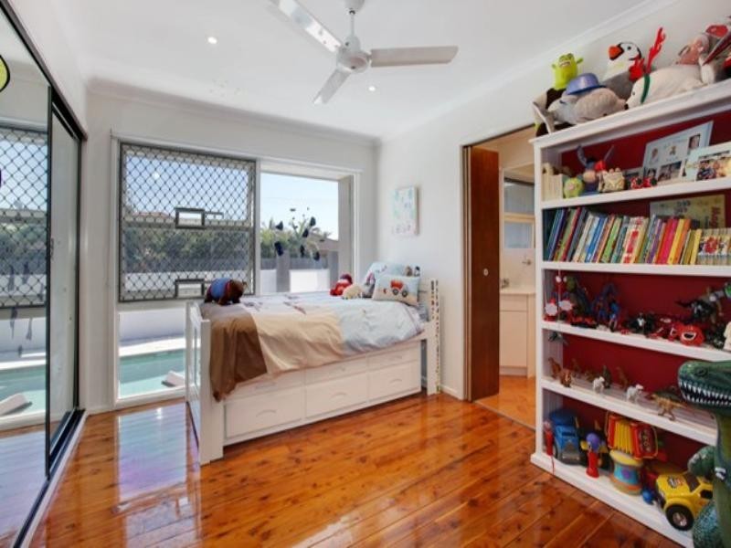 31 Albicore Street, Mermaid Waters QLD 4218