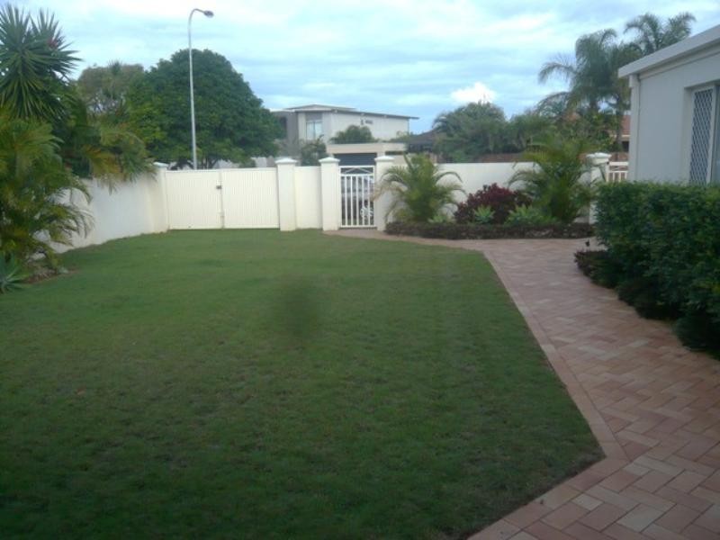 16 Gretel Drive, Mermaid Waters QLD 4218