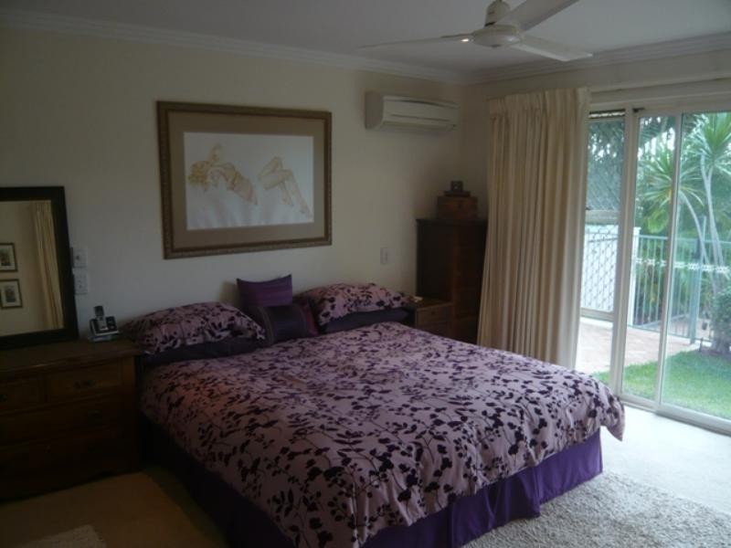 16 Gretel Drive, Mermaid Waters QLD 4218