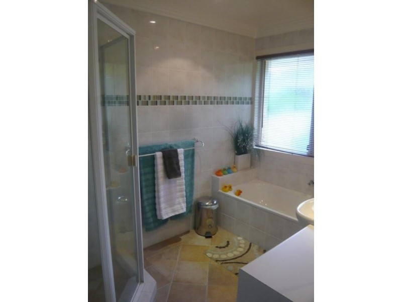 16 Gretel Drive, Mermaid Waters QLD 4218