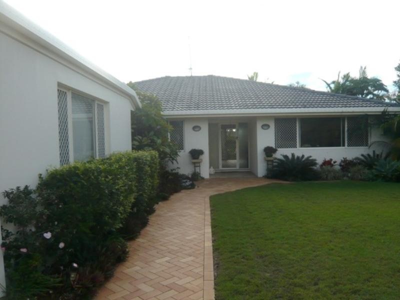 16 Gretel Drive, Mermaid Waters QLD 4218