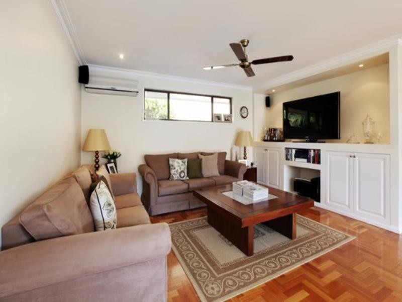 28 Welby Street, Broadbeach Waters QLD 4218