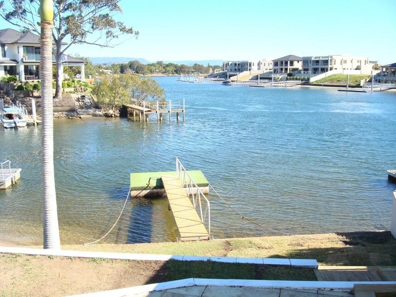 16 River Crescent, Broadbeach Waters QLD 4218