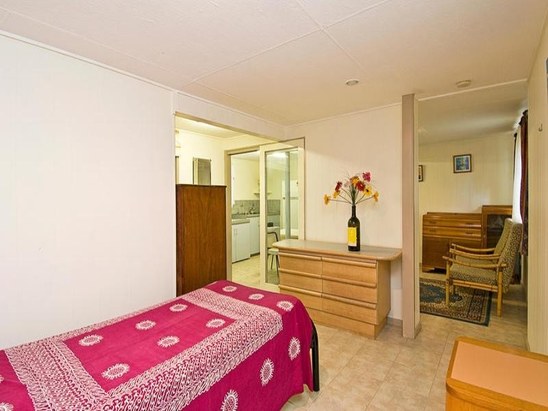 59 Ridgeway Avenue, Southport QLD 4215