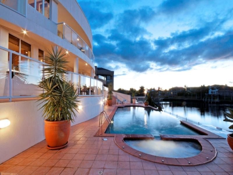 15 Karabella Court, Mermaid Waters QLD 4218