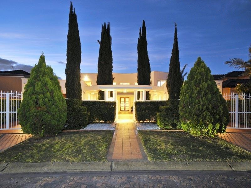 15 Karabella Court, Mermaid Waters QLD 4218