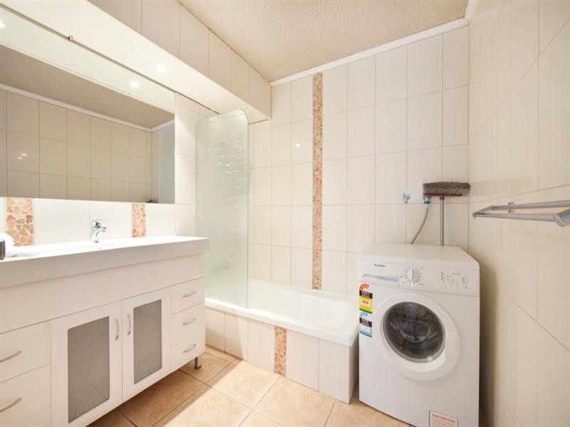 205 ‘Hi Ho Beach Apartments’, 2 Queensland Avenue, Broadbeach QLD 4218