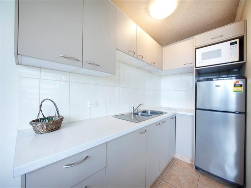 205 ‘Hi Ho Beach Apartments’, 2 Queensland Avenue, Broadbeach QLD 4218