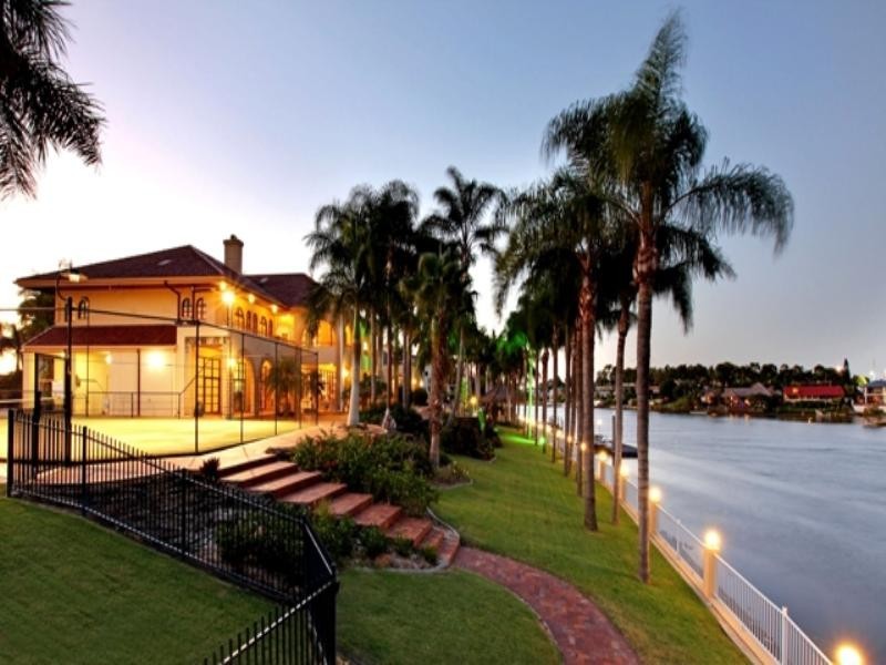 ‘Bartinon’ 26 Marseille Court, Sorrento QLD 4217