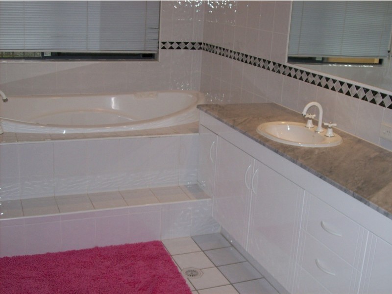 Clear Island Waters QLD 4226