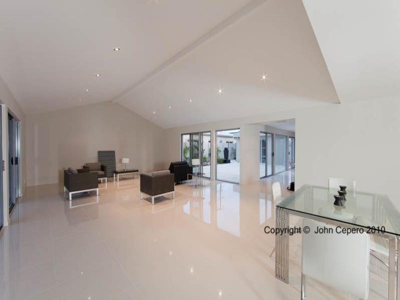 1 Meredith Drive, Broadbeach Waters QLD 4218
