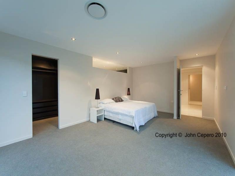 1 Meredith Drive, Broadbeach Waters QLD 4218
