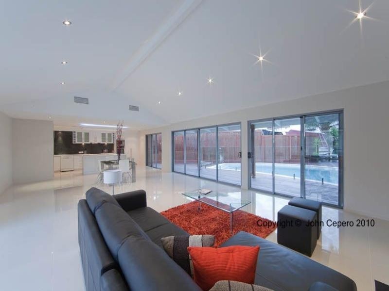 1 Meredith Drive, Broadbeach Waters QLD 4218
