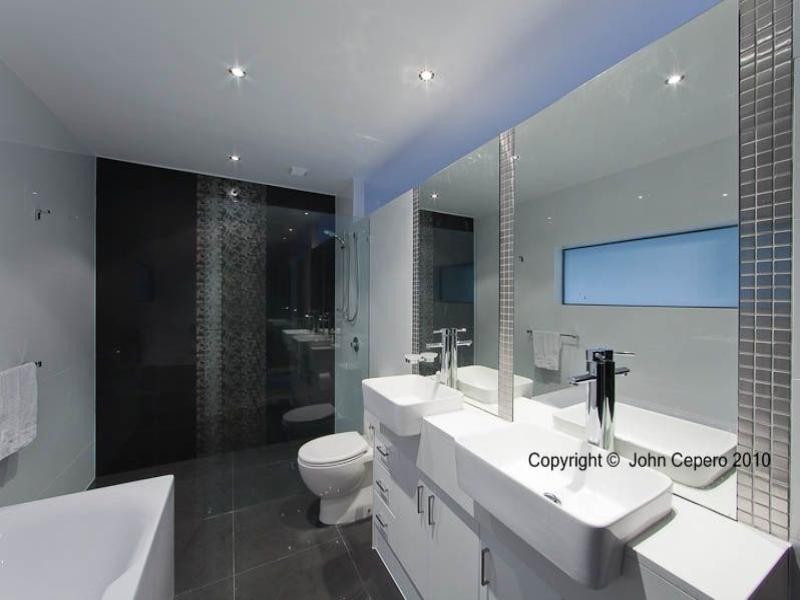 1 Meredith Drive, Broadbeach Waters QLD 4218