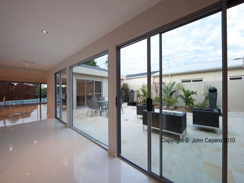 1 Meredith Drive, Broadbeach Waters QLD 4218