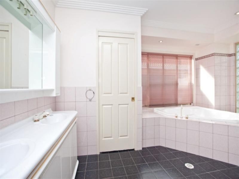 54 Port Jackson Boulevard, Clear Island Waters QLD 4226