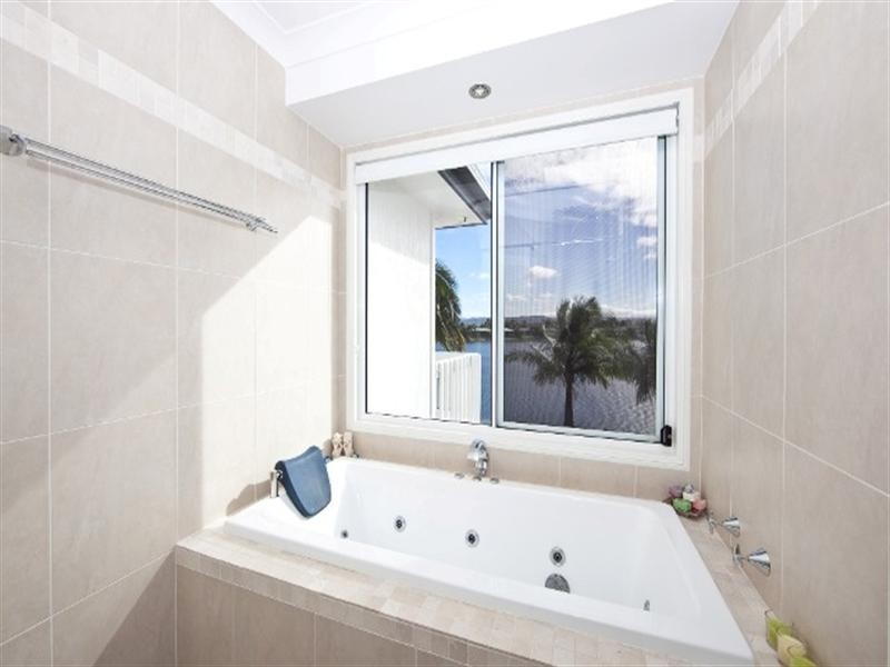 72 Dipper Drive, Burleigh Waters QLD 4220