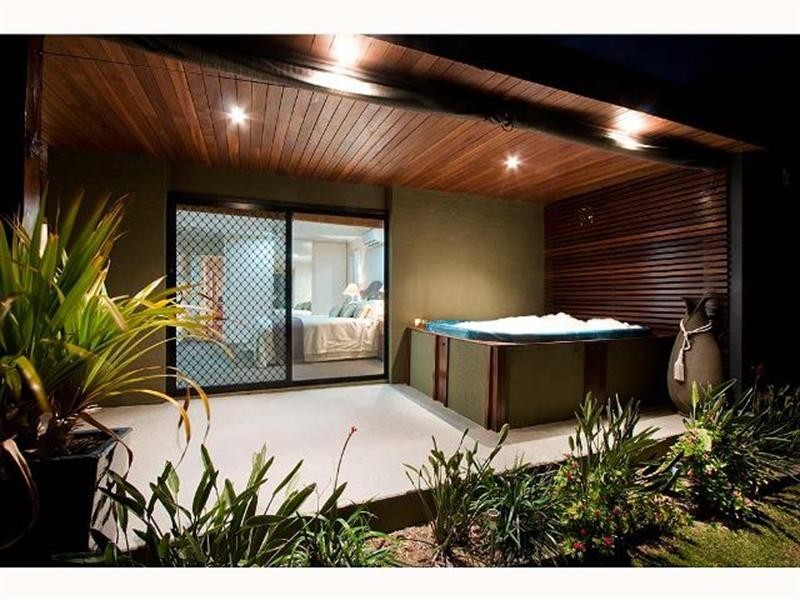 21 Savoy Drive, Broadbeach Waters QLD 4218