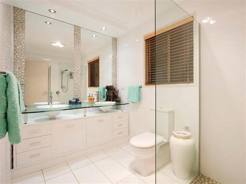 21 Savoy Drive, Broadbeach Waters QLD 4218