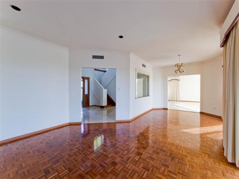 24 Seafarer Court, Main Beach QLD 4217