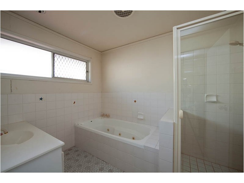 33 Beverley Crescent, Broadbeach Waters QLD 4218