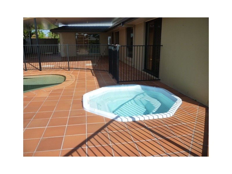 3 Ireby Court, Mermaid Waters QLD 4218