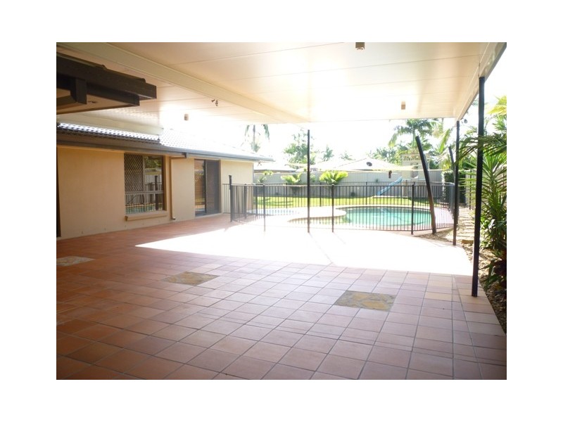 3 Ireby Court, Mermaid Waters QLD 4218