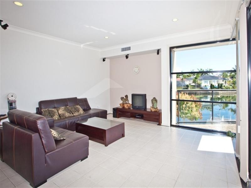 17 Karabella Court, Mermaid Waters QLD 4218