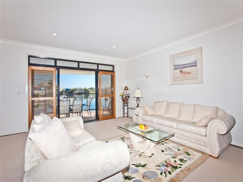 17 Karabella Court, Mermaid Waters QLD 4218