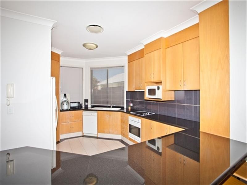 17 Karabella Court, Mermaid Waters QLD 4218
