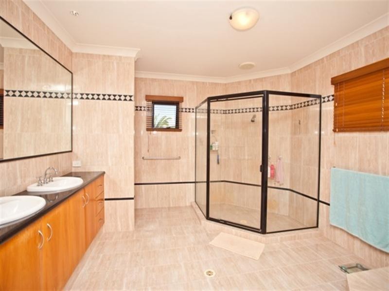 17 Karabella Court, Mermaid Waters QLD 4218