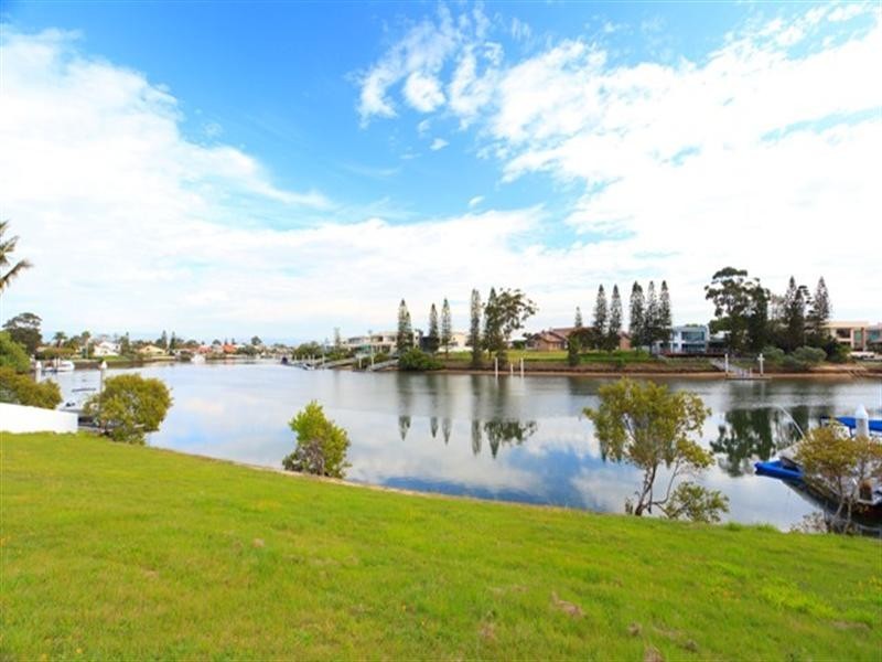 23 Ipsley Drive, Broadbeach Waters QLD 4218