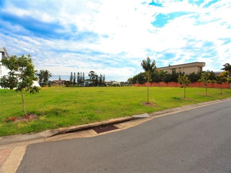 23 Ipsley Drive, Broadbeach Waters QLD 4218