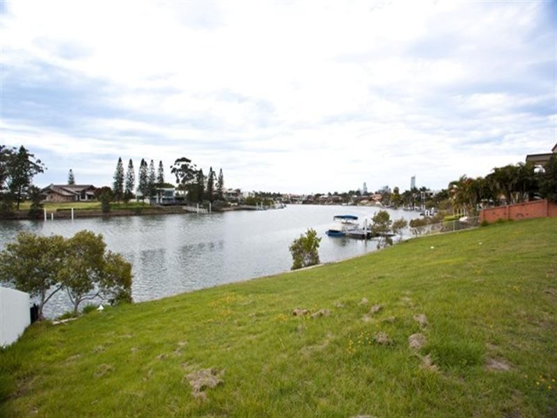 23 Ipsley Drive, Broadbeach Waters QLD 4218