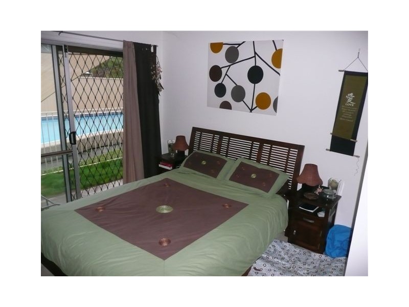 33 Albicore Street, Mermaid Waters QLD 4218