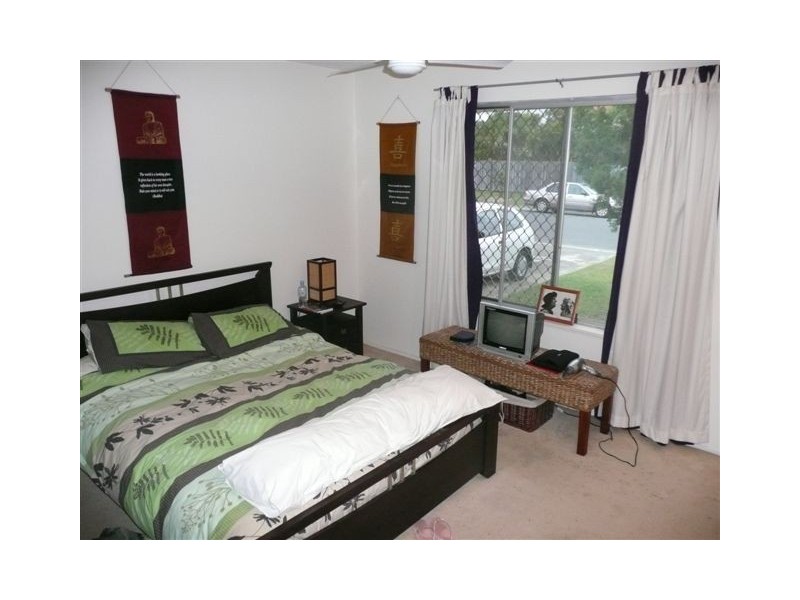 33 Albicore Street, Mermaid Waters QLD 4218