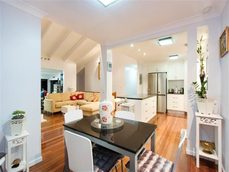 1 Gretel Drive, Mermaid Waters QLD 4218