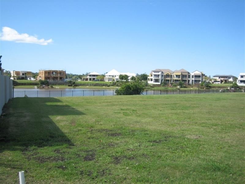 5027 Emerald Islands Drive, Carrara QLD 4211