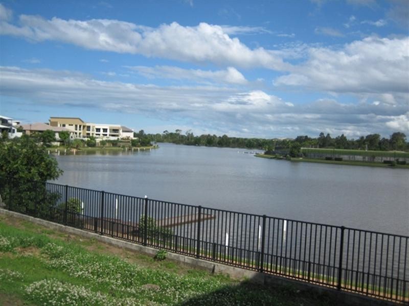 5050 Emerald Islands Drive, Carrara QLD 4211