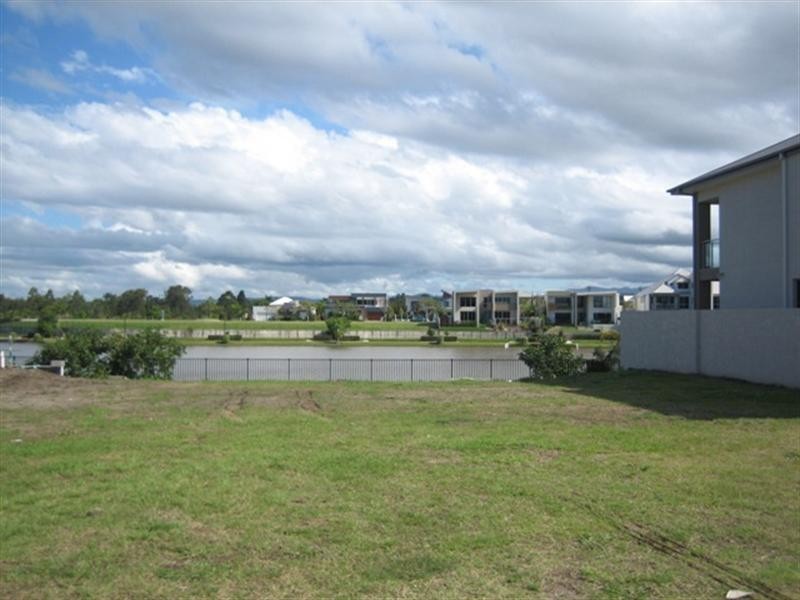 5050 Emerald Islands Drive, Carrara QLD 4211